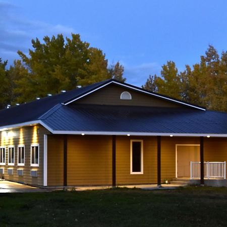 The Lion Inn & Suites Chetwynd Exterior foto